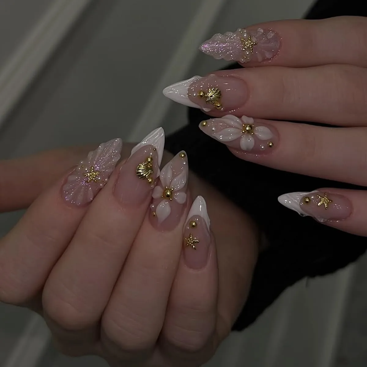 yefiuo Medium Press on Nails Almond White French Tip Acrylic Fake Nails Press ons Summer Nail Tips Kit with Seashell Starfish Design False Nails Artificial Glue on Nails Stick on Nail for Women 24Pcs