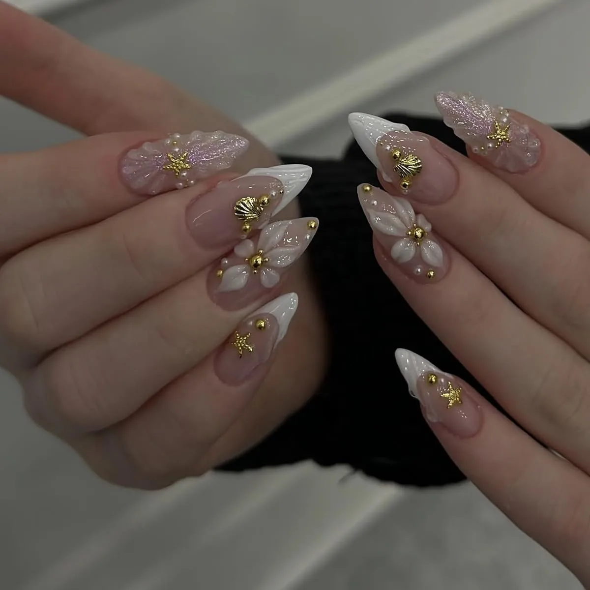 yefiuo Medium Press on Nails Almond White French Tip Acrylic Fake Nails Press ons Summer Nail Tips Kit with Seashell Starfish Design False Nails Artificial Glue on Nails Stick on Nail for Women 24Pcs