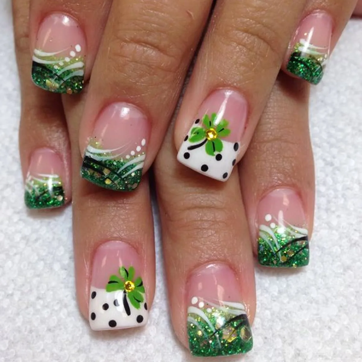 24Pcs Green Glitter French Tip Press on Nails Short Square Fake Nails Clover St. Patrick's False Nails for Women Spot Nude Pink Artificial Nails Full Cover Stick on Nails Glue on Nails